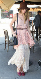 高清图：泰勒-斯威夫特街拍 粉色上衣搭蕾丝裙