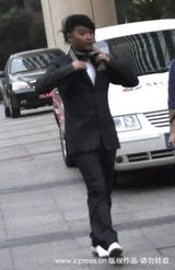 幻灯：陈志朋咳嗽疑患感冒 过马路遭司机鸣笛催促