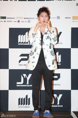 高清组图：张佑赫在京会粉丝 秀舞姿有爱互动