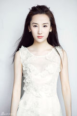 组图：《一代枭雄》高洋纯白系写真清新典雅