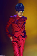 组图：张睿红西装写真曝光 温暖贺岁展型男魅力