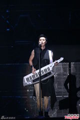 组图：严爵个唱秀舞技 打死不肯脱衣露腹肌