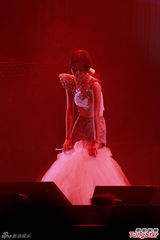 组图：薛凯琪豪放露胸 舞台脱裙性感热舞