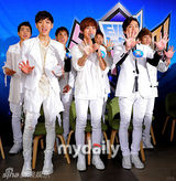 组图：神话Andy带旗下偶像组合宣传造势