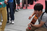 组图：快男北京唱区报名首日 吉他男孩扎推
