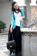 组图：郑亦桐街拍蓝色外套搭黑色纱裙