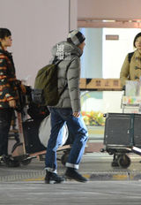 独家：周迅与陈辉虹回京 机场热拥郑晓龙