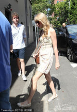 组图：泰勒-斯威夫特海边戏水 神秘男子全程陪伴