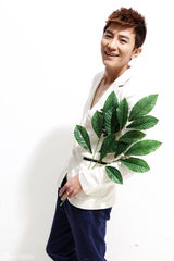 组图：大左最新宣传照曝光 手持绿叶贴近自然