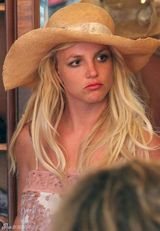 幻灯图集：布兰妮清凉裙装外出购物 嘟嘴表情可爱