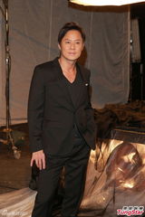 组图：张智霖为自己导MV 蔡一杰伍咏薇现场搞怪