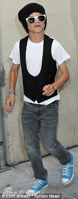 幻灯图：小贝夫妇携子看表演 儿子戴太阳镜造型时尚