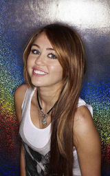 幻灯：麦莉-赛勒斯认准休闲着装 写真诠释美式靓女