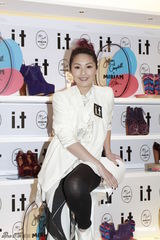 组图：杨千嬅设计鞋有成就感 曝老公金像奖穿内增高