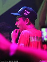 组图：陈冠希夜店看表演 与柯震东绯闻女友热聊