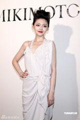 幻灯图：大S白色礼服高贵优雅 恨嫁苦等真命天子