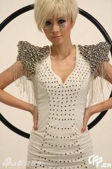 幻灯组图：傅颖拍MV穿性感舞衣 化身白发魔女