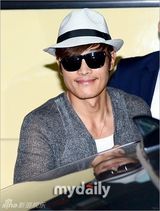 组图：李秉宪李珉廷结束蜜月返韩 牵手亮相机场