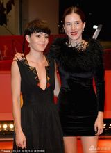 组图：《恐惧史》首映会 帅哥导演抢镜