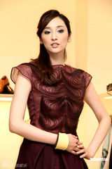 高清图：吴佩慈高腰酒瓶裙走秀 黄色套装妩媚明艳