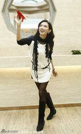 组图：林志玲裙装搭配雪地靴亮相 台上俏皮可爱