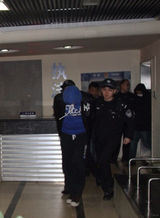 独家：李代沫拷手铐离开派出所 戴帽衫蒙面低调