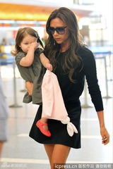 组图：维多利亚携子女现身 七公主险被镜头吓哭