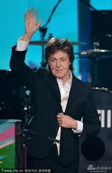 组图：披头士两子同台合作 列侬遗孀坐台下