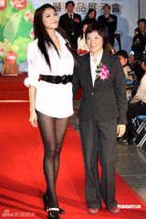 高清：陈思璇简单白衣秀性感 王尹平穿毛衣上T台