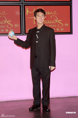 组图：李连杰亲手为其蜡像揭幕 呼吁大家参与慈善