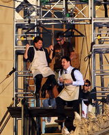 幻灯图：克鲁斯为新片变飞人 和主持人当空卖鸡蛋