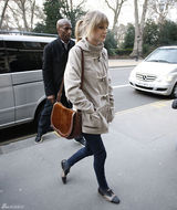 高清组图：泰勒-斯威夫特伦敦街拍马尾辫清新