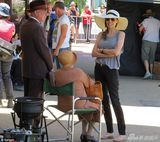 组图：朱莉戴草帽现身片场 亲切见粉丝笑容可掬