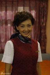 高清图：“大衣门”后玩制服诱惑 牛莉争当乐活女王