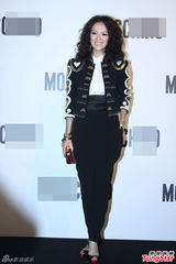 组图：章子怡卷发造型亮相活动