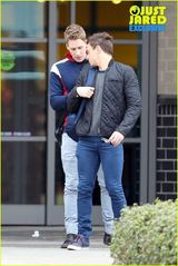 组图：英出柜跳水金童戴利与男友恩爱互吃口水