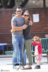 组图：阿尔芭一家甜蜜出游 与丈夫拥抱秀恩爱