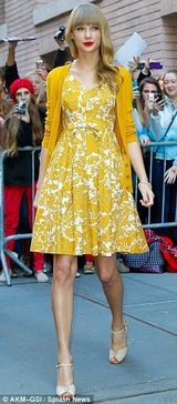 组图：泰勒-斯威夫特亮色礼服秀时尚 宣传新专辑