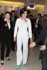 组图：刘晓庆进军整容业信心足 众人簇拥似女老板