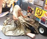 组图：Gaga《名利场》大片再蹬“恨天高”尴尬摔倒 