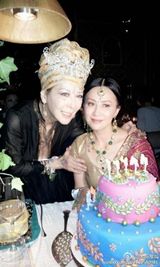 组图：刘嘉玲邀猛男会所印度风情趴