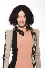 组图：尚雯婕新单典雅写真 “金蟒”缠身霸气