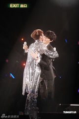 幻灯图：张敬轩红馆开唱 方大同现身担任嘉宾