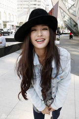 组图：秦岚多伦多街拍 牛仔礼帽造型俏皮动人
