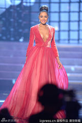 组图：奥利维娅夺环球小姐桂冠 圆润双峰隐现