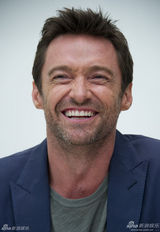 组图：休杰克曼领衔拍写真 奥利维亚露迷人笑容