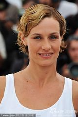 高清图：《单车男孩》导演吻女主角 小托马斯腼腆