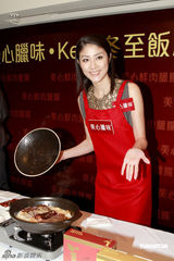幻灯：陈慧琳变美女厨神 穿火红围裙现场展厨艺