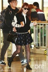 组图：KARA赴日开唱现身机场 具荷拉裹大衣