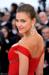 组图：C罗超模女友戛纳走秀展玉腿深沟